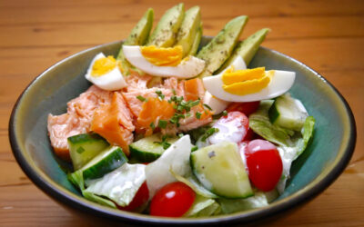 Salat-Bowl mit Avocado, Lachs und Ei