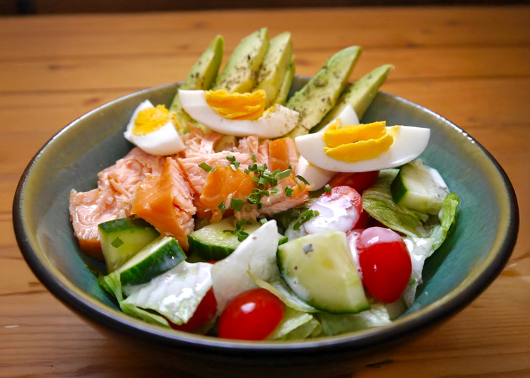 Salat-Bowl mit Avocado, Lachs und Ei