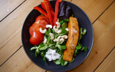Feldsalat mit gerbatenem Lachs und Ziegenkäse