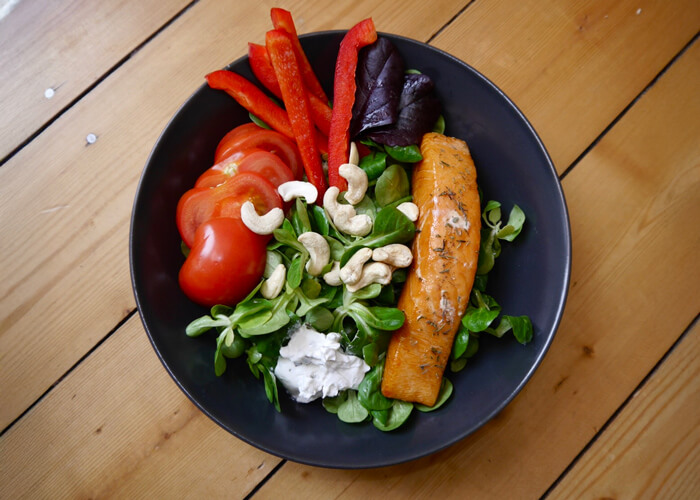 Feldsalat mit gerbatenem Lachs und Ziegenkäse